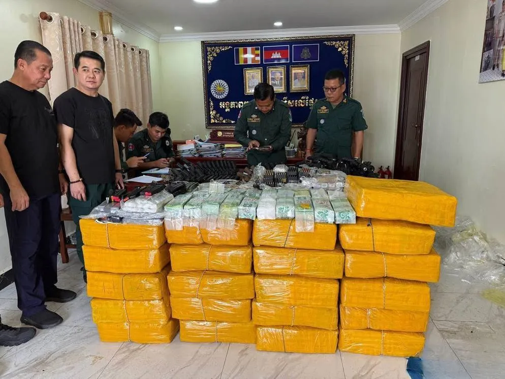 柬埔寨海上破获重大毒品枪支案,7名中国人被捕缴毒约840公斤 ... — 正文配图