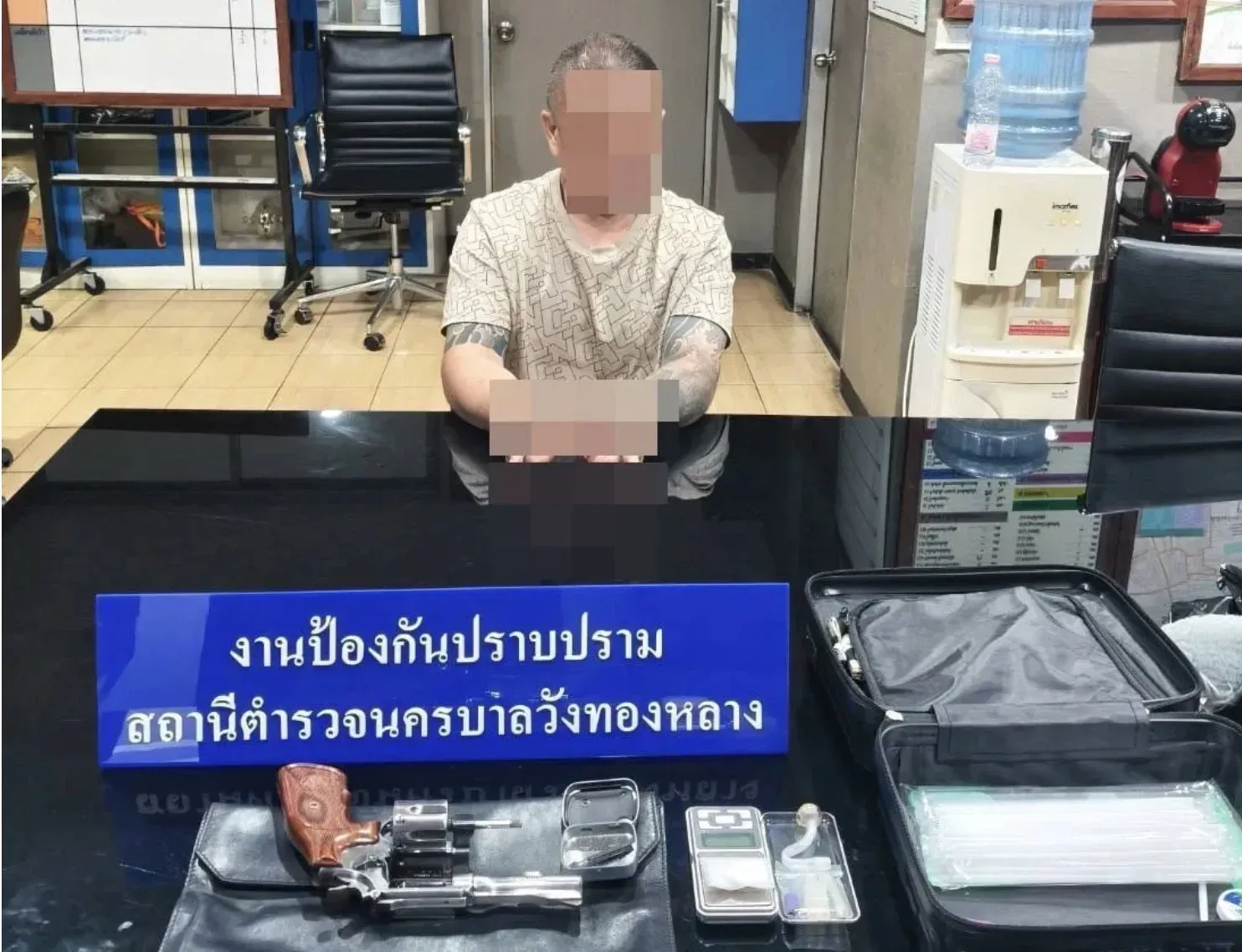 中国男子在泰逾期586天,曼谷警方查获枪支及4.8克冰毒 — 正文配图