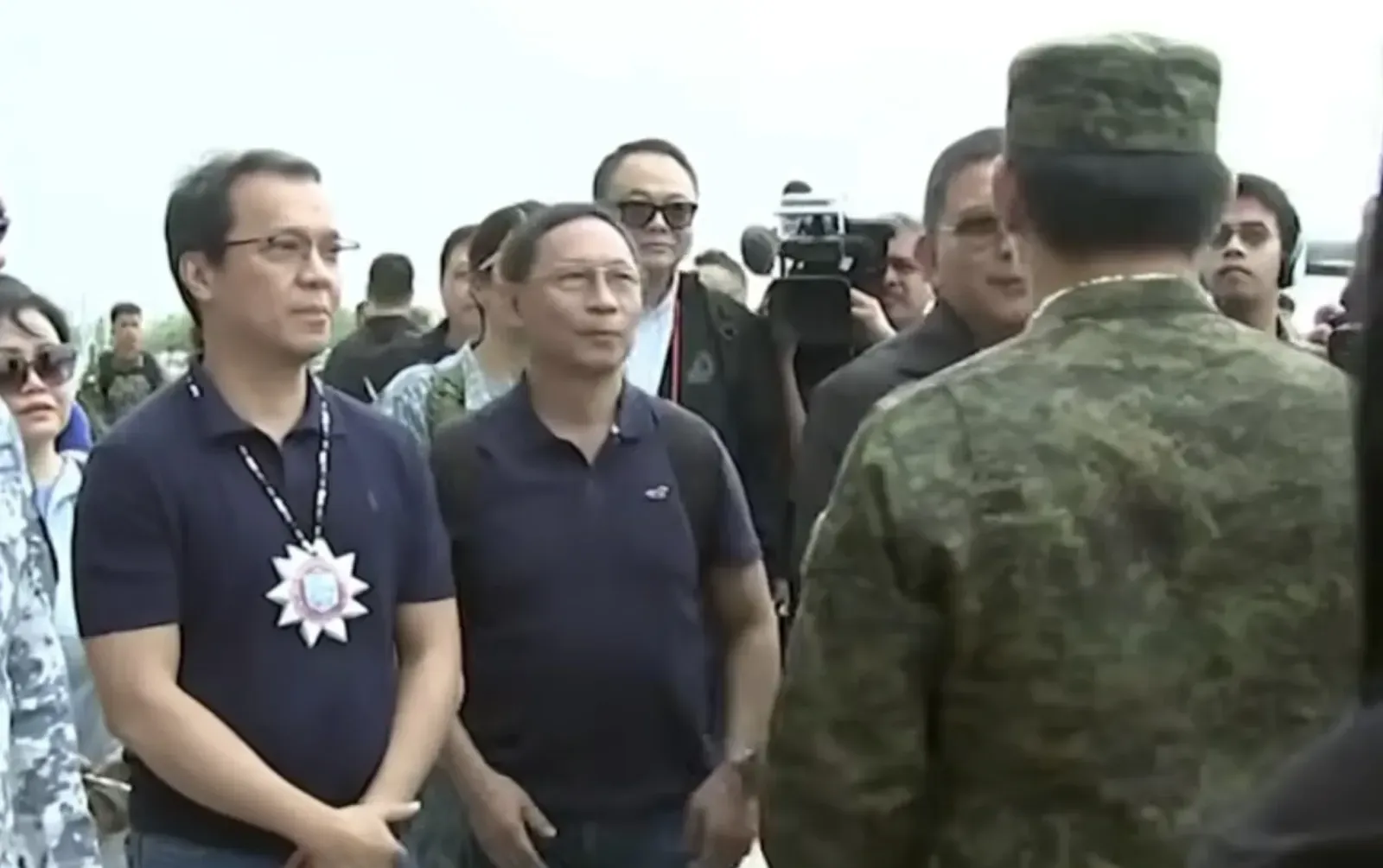 帕奎奥率菲官员赴希望岛送援助,菲议员称途中遭中方无线电喊话 ... — 正文配图
