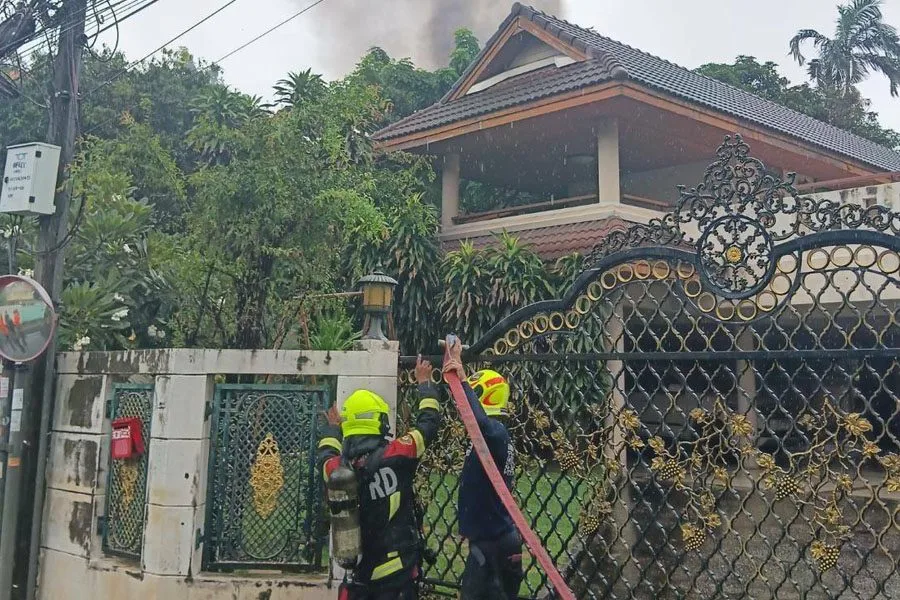 曼谷民宅起火传枪声！男子死亡，警方查获M60机枪及疑似爆炸物 ... — 正文配图