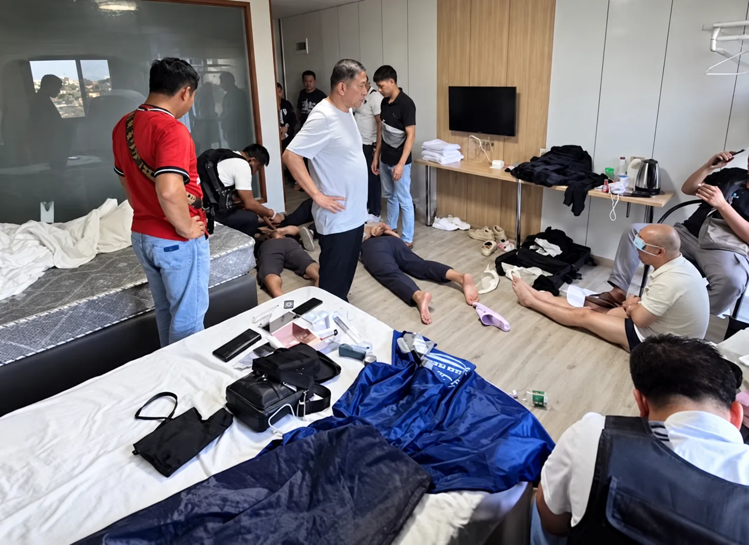 4名中国人在老挝涉嫌入室盗窃被抓，专挑长期无人住宅下手 — 封面