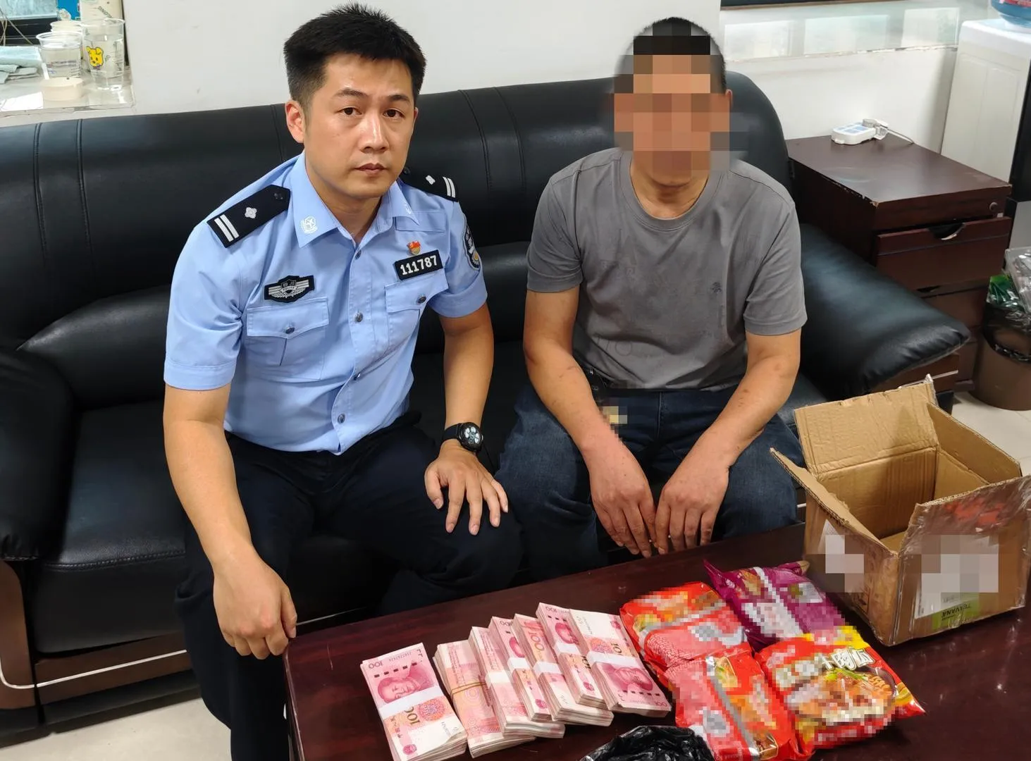 男子轻信“粉丝”投资骗局，7万元现金装方便面纸箱让网约车送走 ... — 正文配图