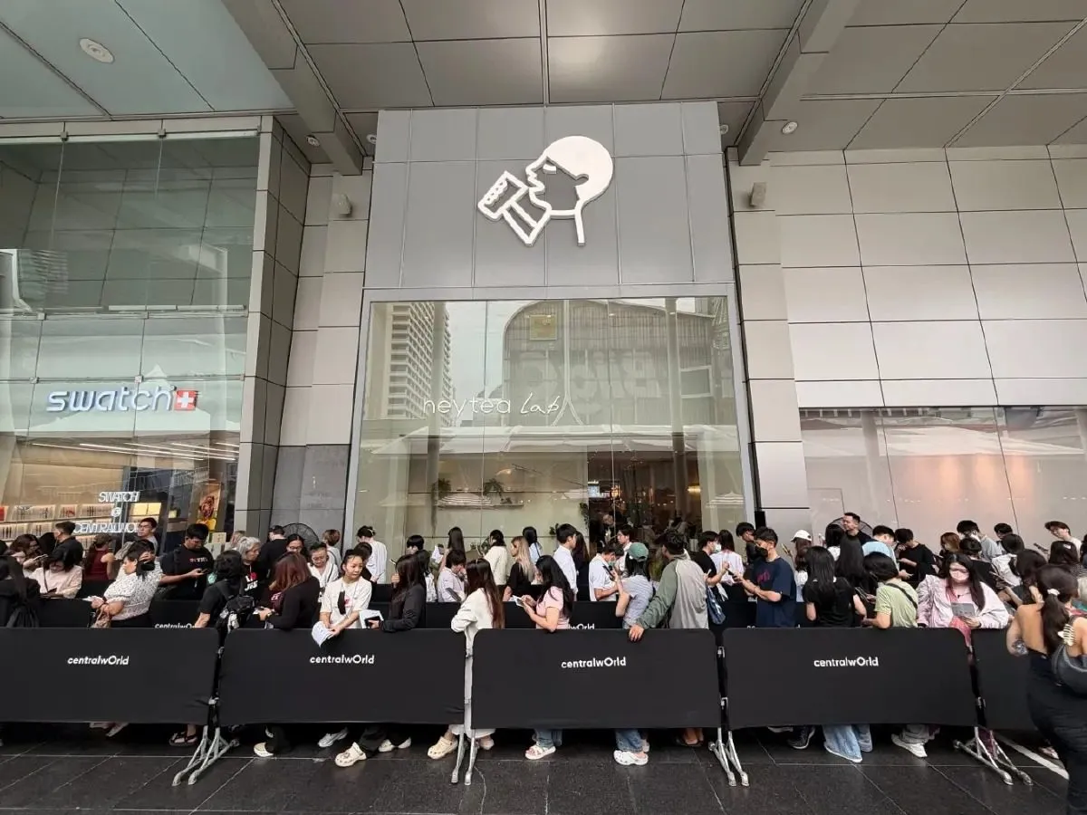中国茶饮又在泰国火了！喜茶曼谷新店500多人排队 — 封面
