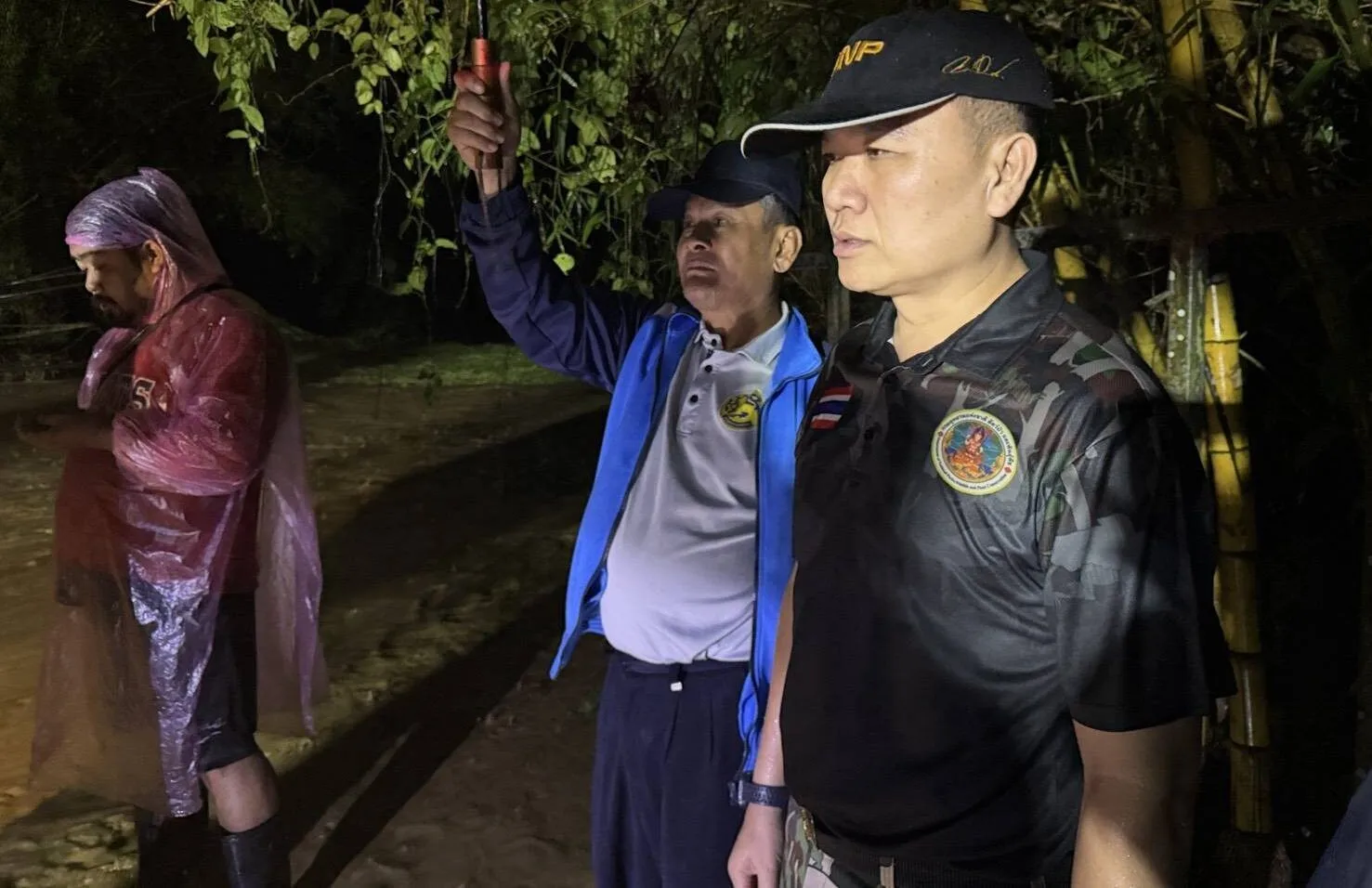 泰国北碧府突发堰坝坍塌！皮卡车被冲走，一对母女失踪 — 正文配图