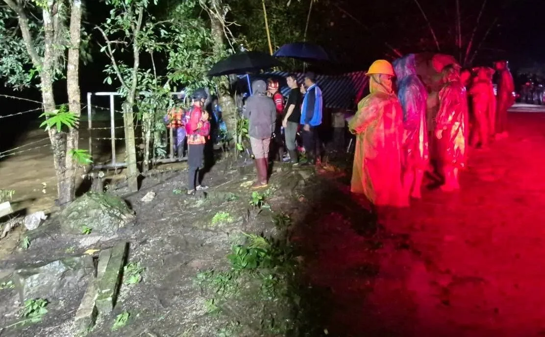 泰国北碧府突发堰坝坍塌！皮卡车被冲走，一对母女失踪 — 正文配图