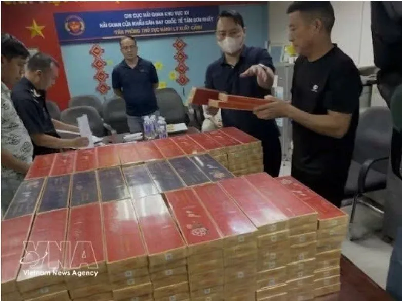 4名中国籍男子涉走私近1.8万包香烟在越南胡志明市被捕 — 封面