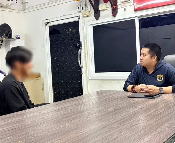 曼谷洪水路上竟开摩托艇！27岁男子被警方找到并指控 — 正文配图