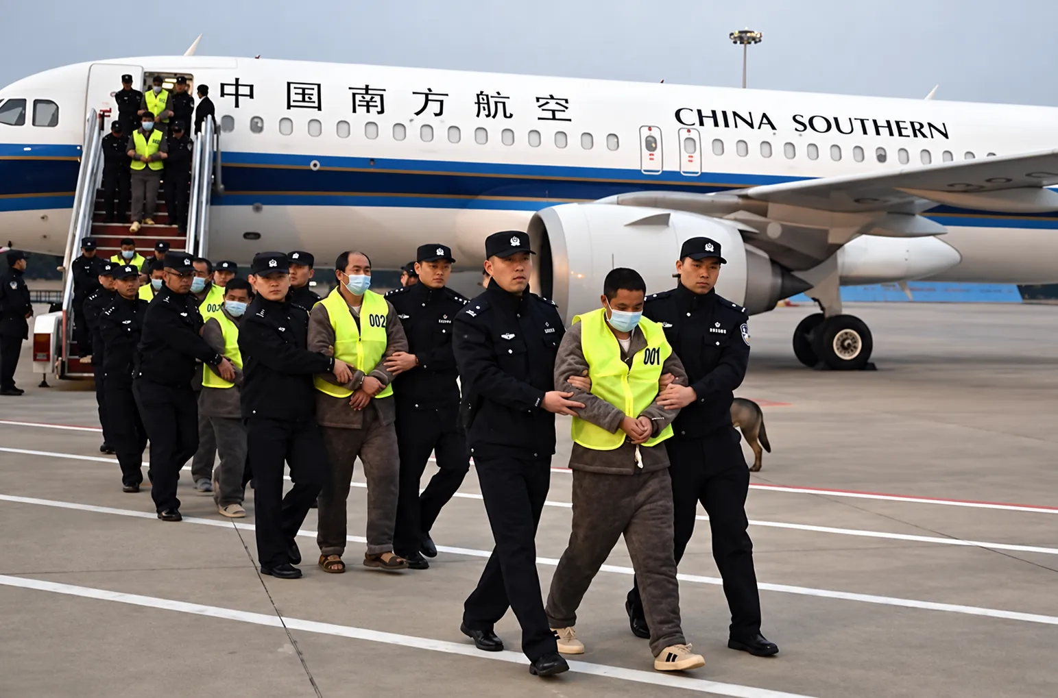 缅中反诈合作再行动!20名中国籍涉诈人员被遣返回国 — 正文配图