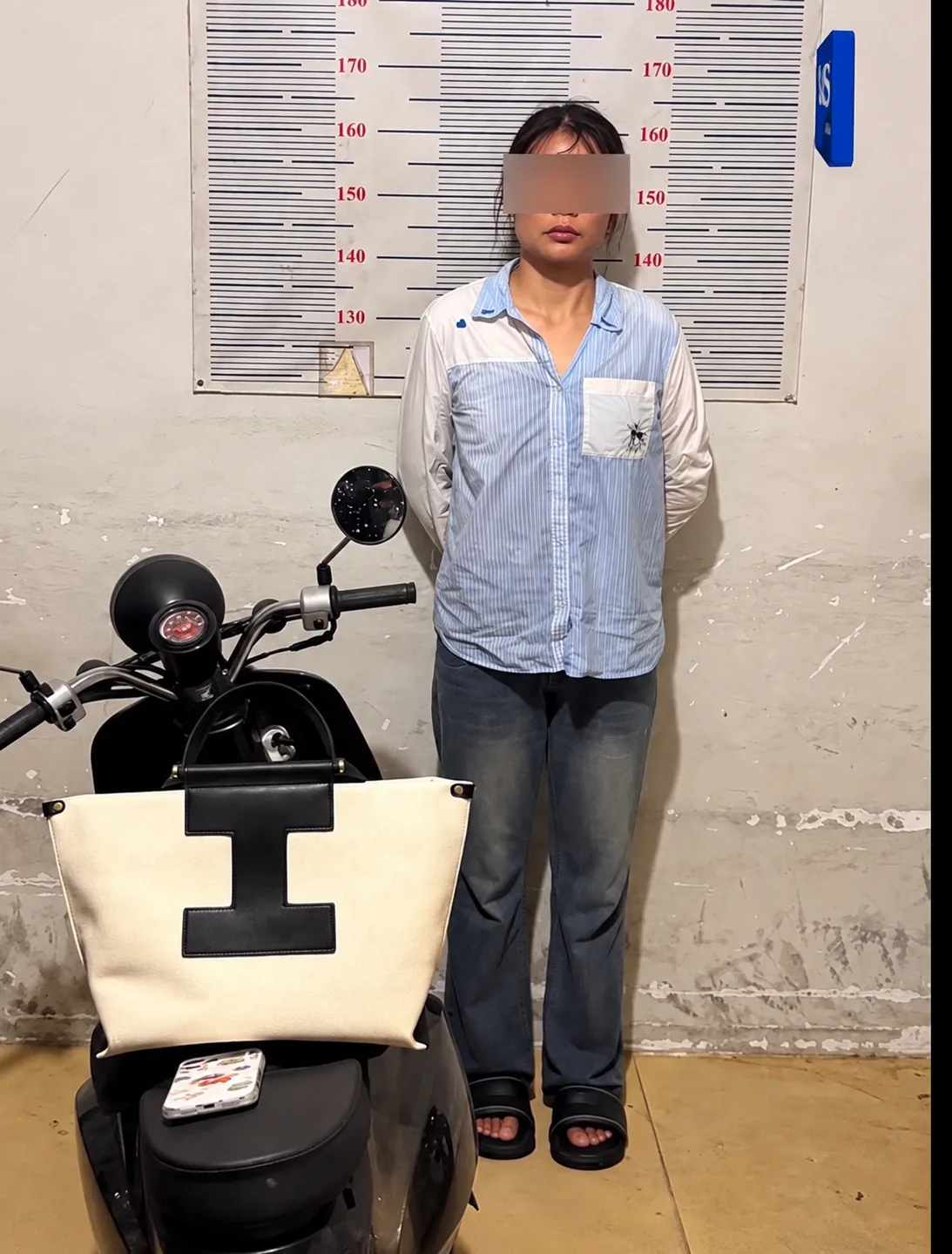 中国女子在金边多次潜入店铺盗窃财物被警方抓获 配图