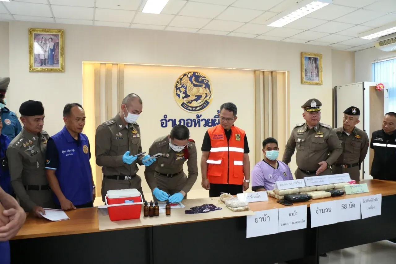 泰国警方设伏抓获30岁运毒嫌疑人,住所查出11.6万粒毒品 — 封面