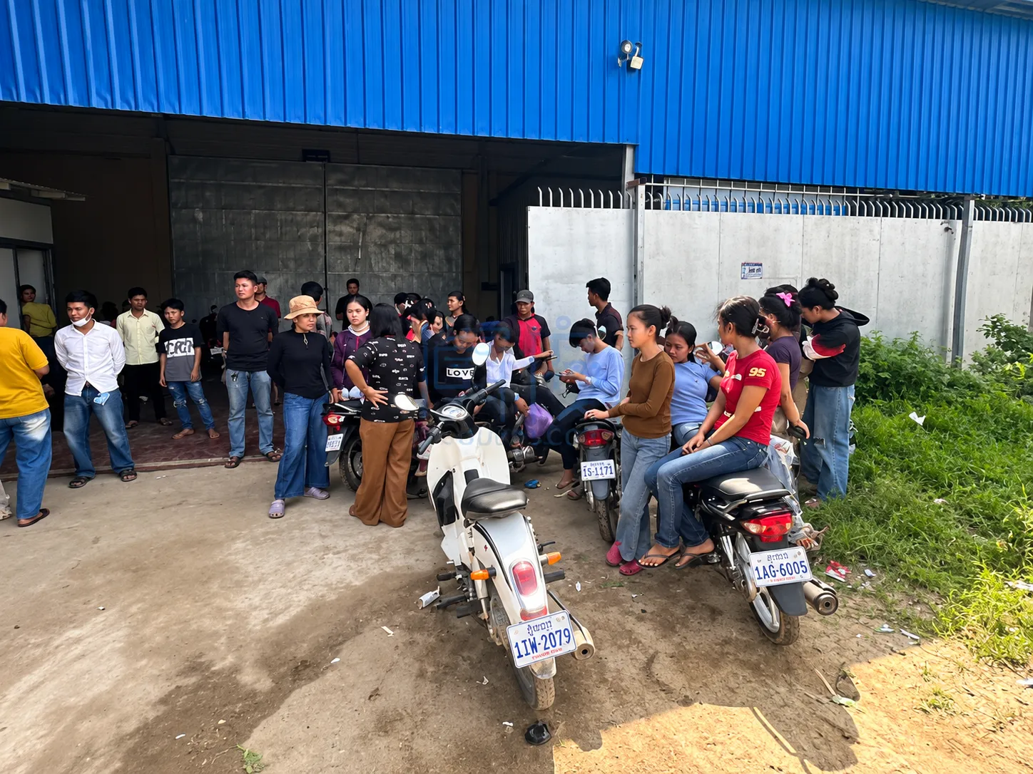 中国籍老板被指离厂避不见面,柬埔寨93名工人停工维权 — 正文配图