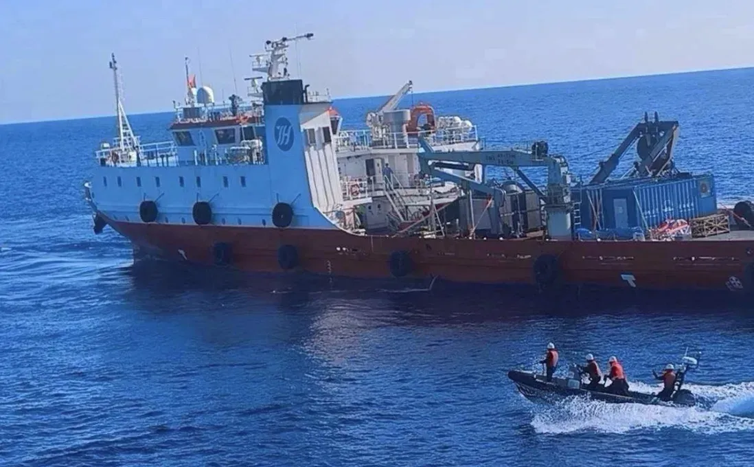 巴丹群岛外海中菲船只近距离接触，中国科研船驶离 — 封面