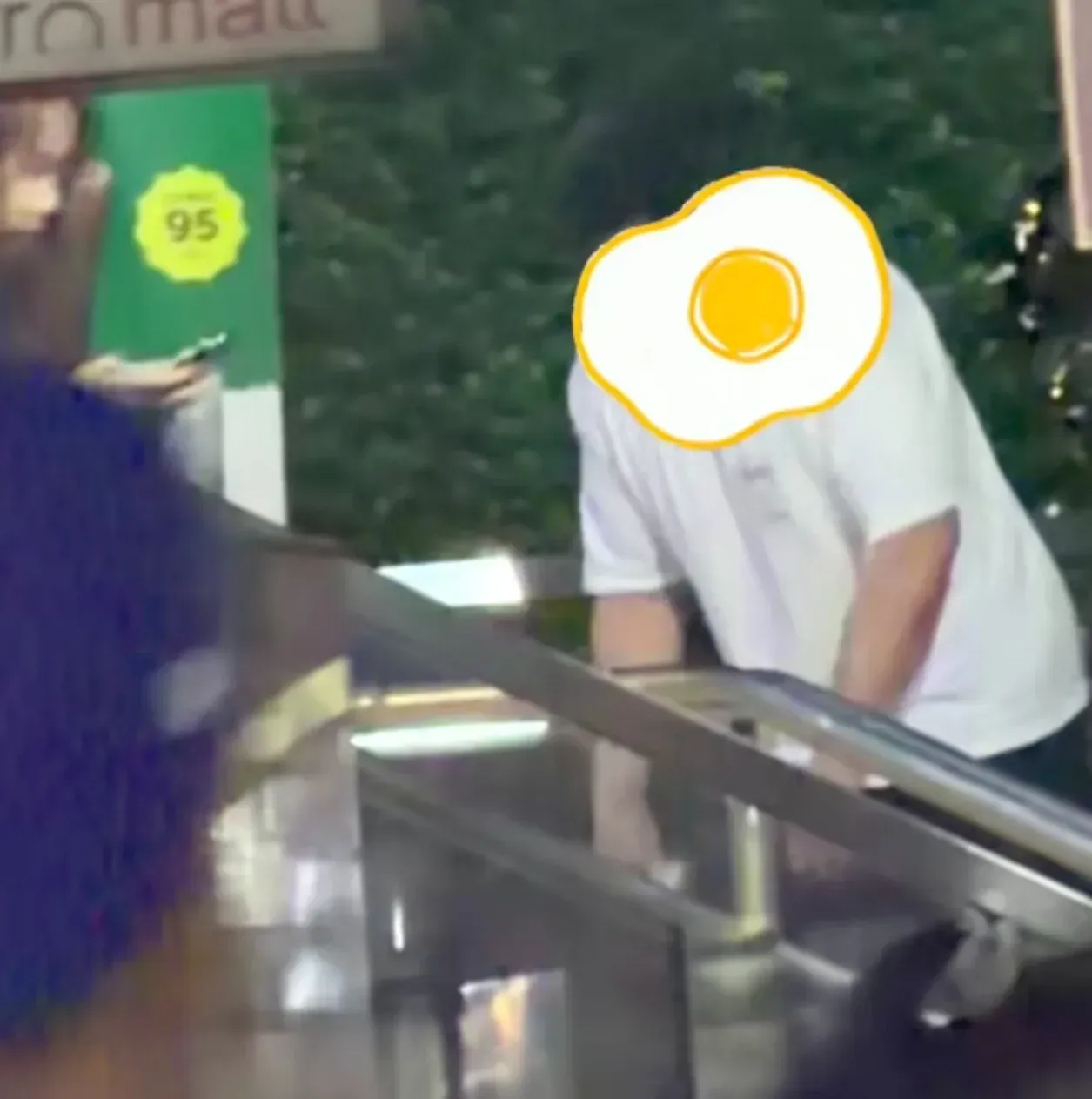 中国游客在泰国自称两度遭外籍男子袭击,右眼一度失去感光近20分钟 ... — 封面
