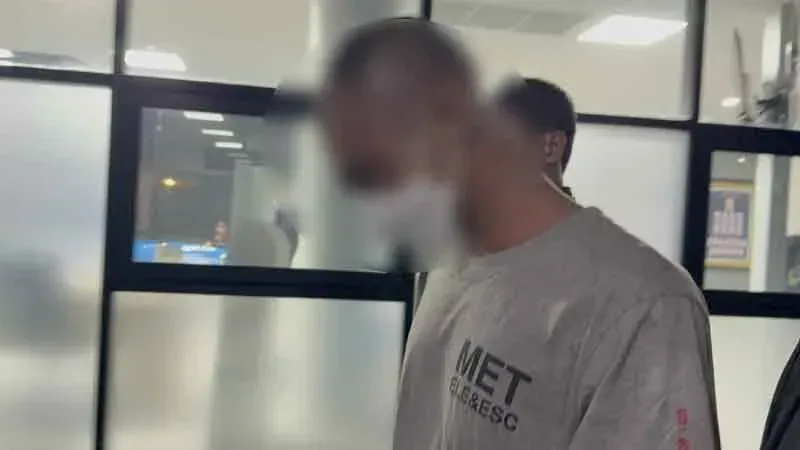 曼谷35岁盗窃嫌疑人支开警员踹门逃跑,躲进出租屋后再次落网 ... — 封面