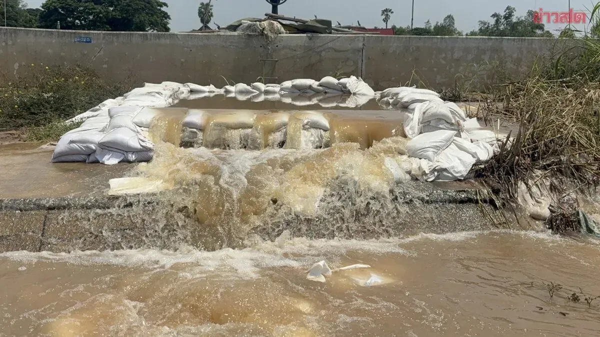 泰国红统府沙袋防线凌晨崩塌，洪水涌入村庄致超100户住宅被淹 ... — 正文配图