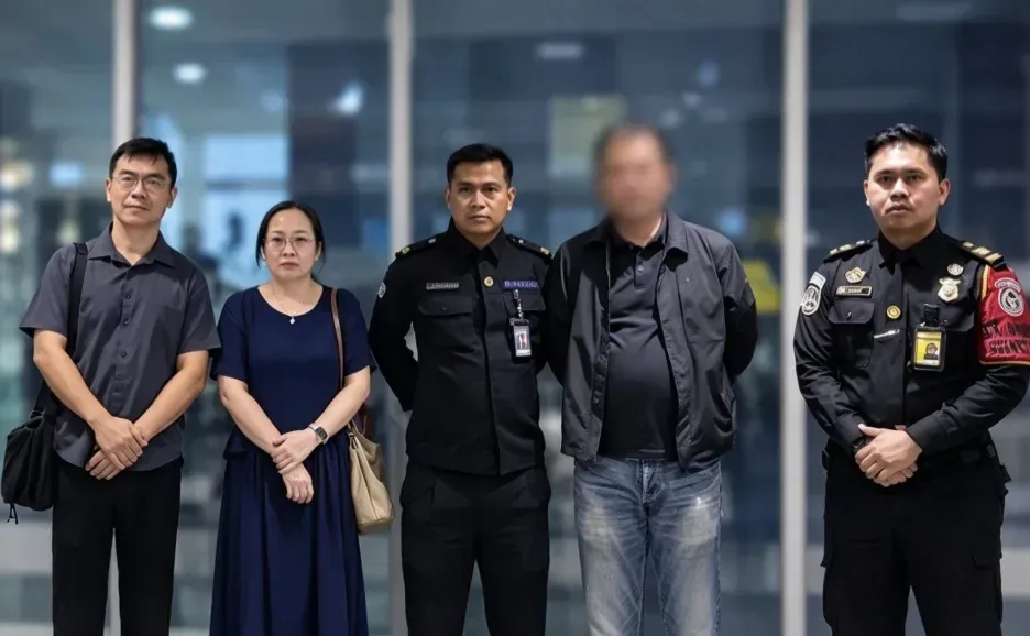 中国男子涉嫌航班上盗窃乘客财物,抵达雅加达后被拒绝入境 ... — 封面