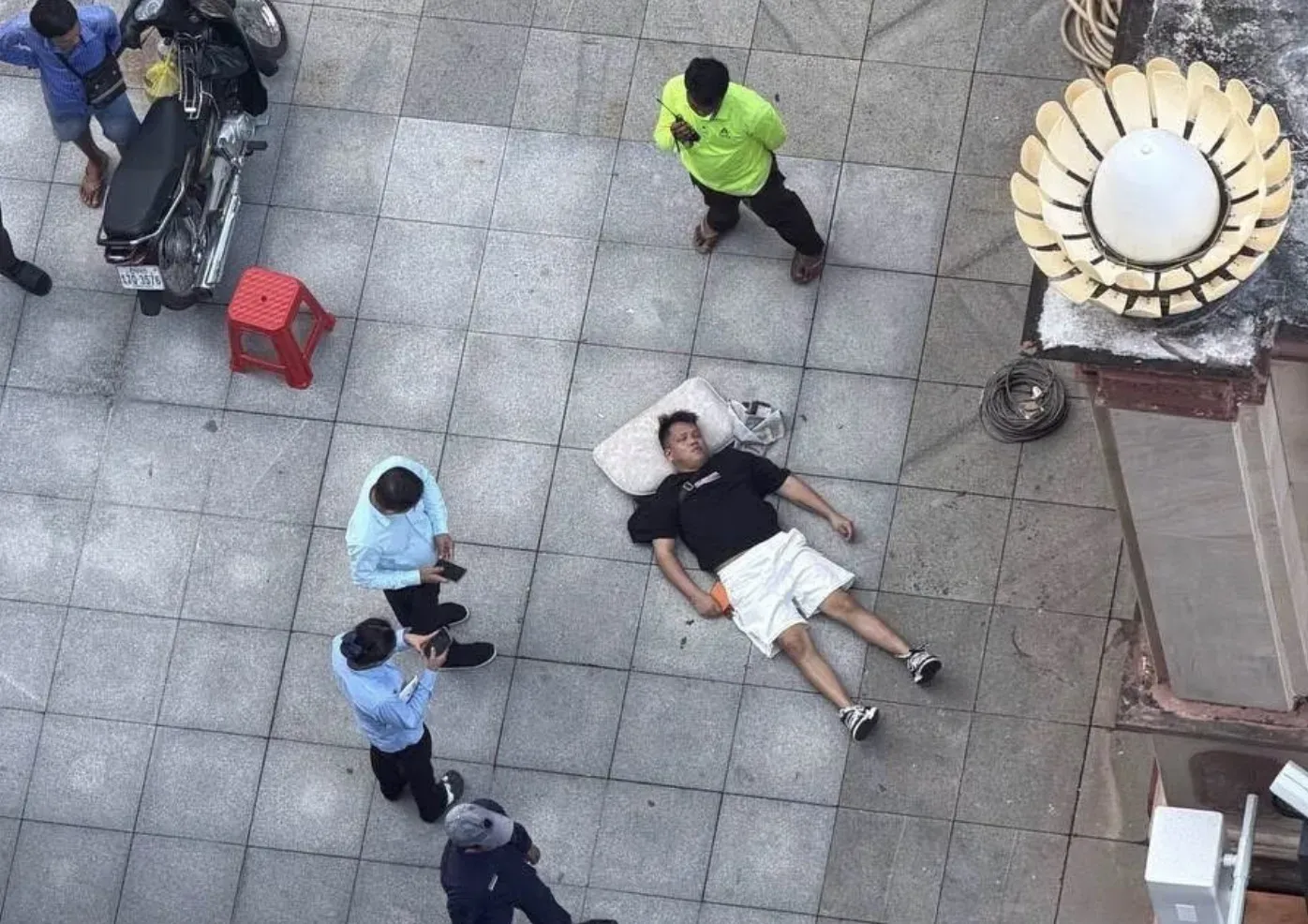 西港公寓出入口有人突然昏迷,男子为中国公民 — 封面