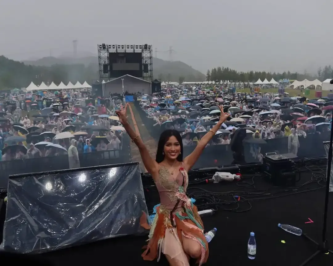 菲律宾女歌手意外在中国走红！杭州音乐节大雨也没挡住观众 ... — 正文配图