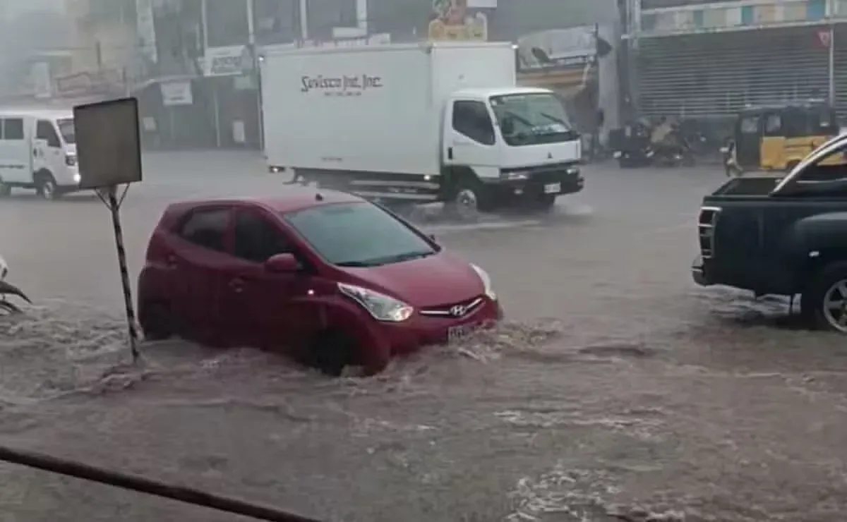 布基农省暴雨引发洪水!国道积水及膝车辆通行受阻 — 封面