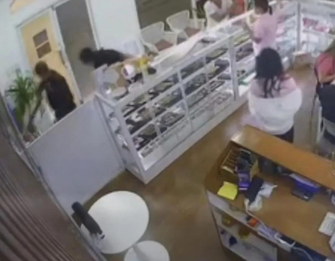 保安也挡不住！菲律宾布拉干某金店遭5名持枪劫匪洗劫 — 封面