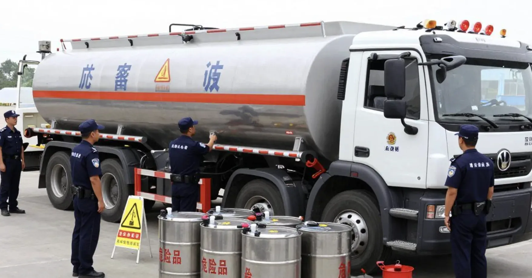 菲律宾港口突查非法转油！2名男子被捕，现场查获2.1万升燃油