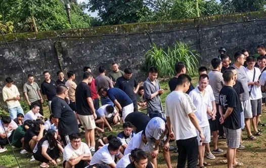 利比里亚突查窝点,60余名中国人据报被控制 — 封面