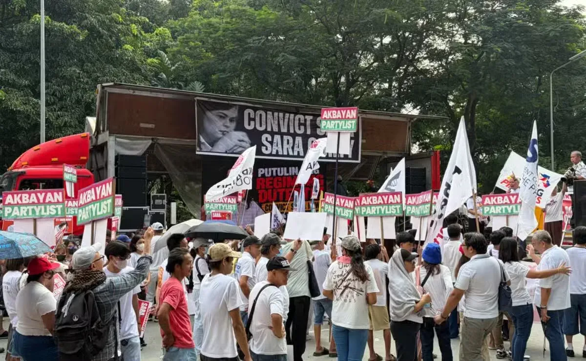 菲律宾参议院外再现集会！民众要求萨拉弹劾案判有罪