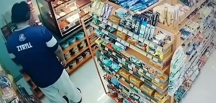 继舔热狗后又来偷喝饮料！7-11接连出现争议行为