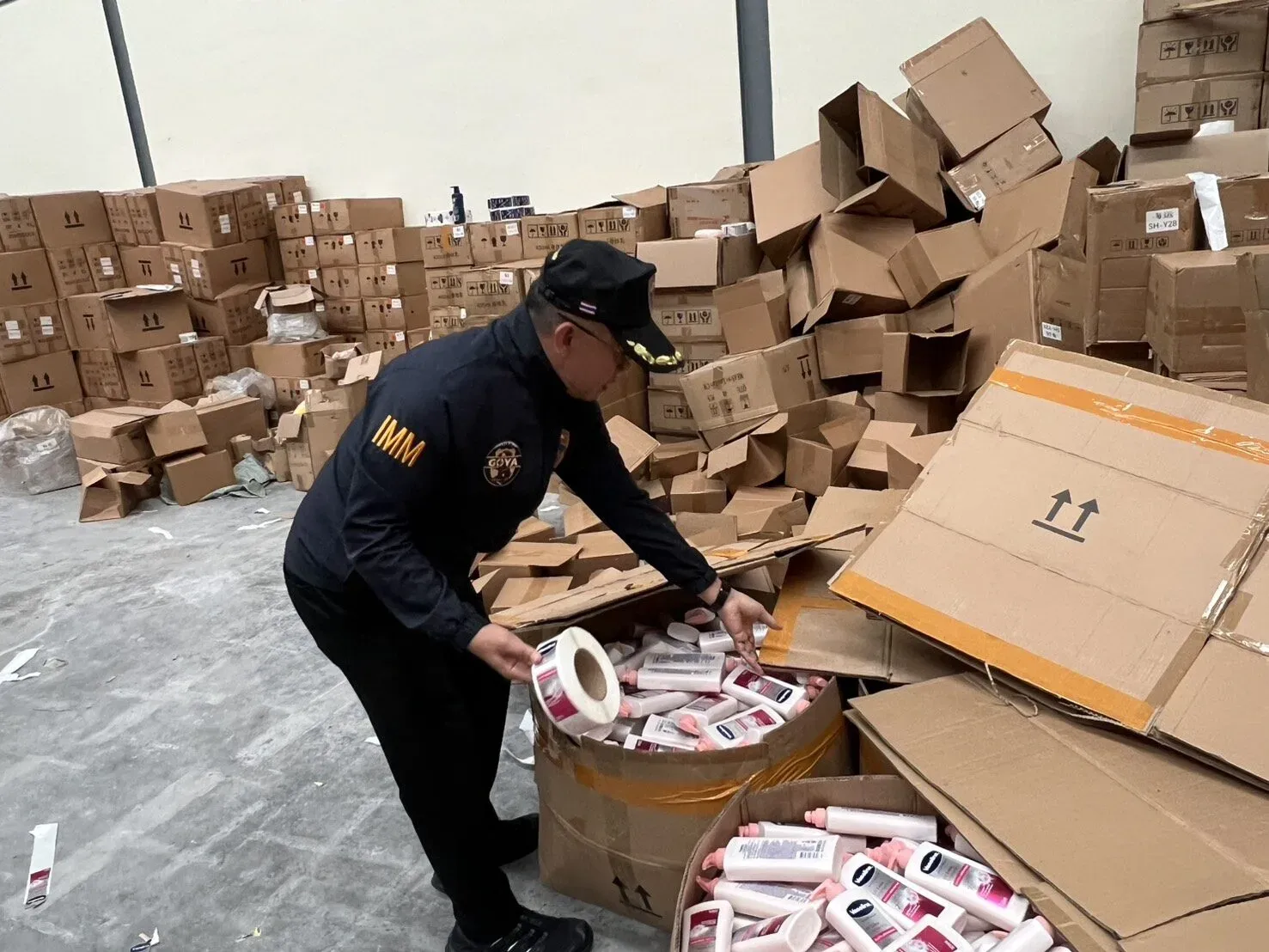 中国籍人员卷入泰国假货案:龙仔厝府两处仓库遭警方查封 — 正文配图