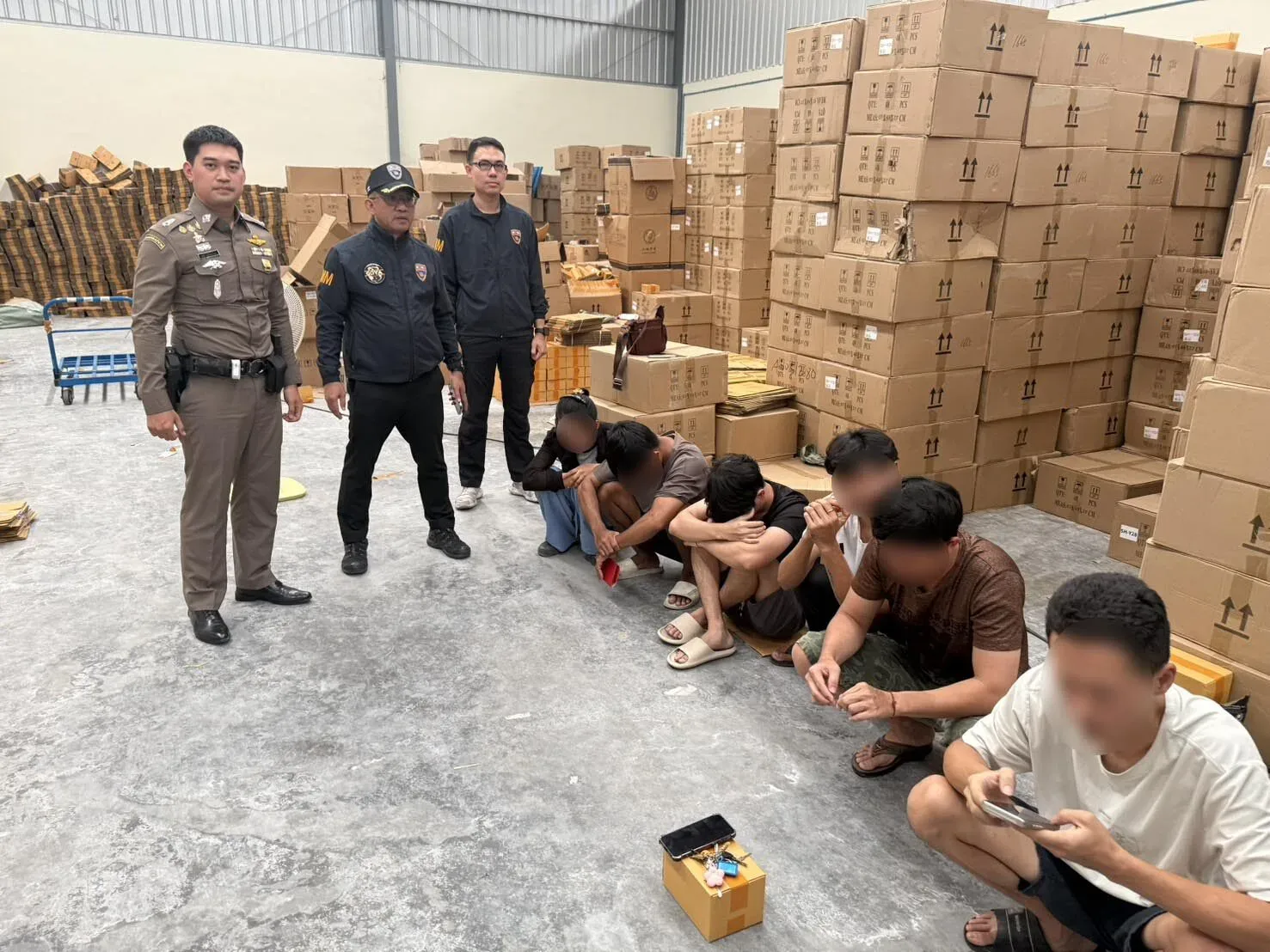 中国籍人员卷入泰国假货案:龙仔厝府两处仓库遭警方查封 — 正文配图