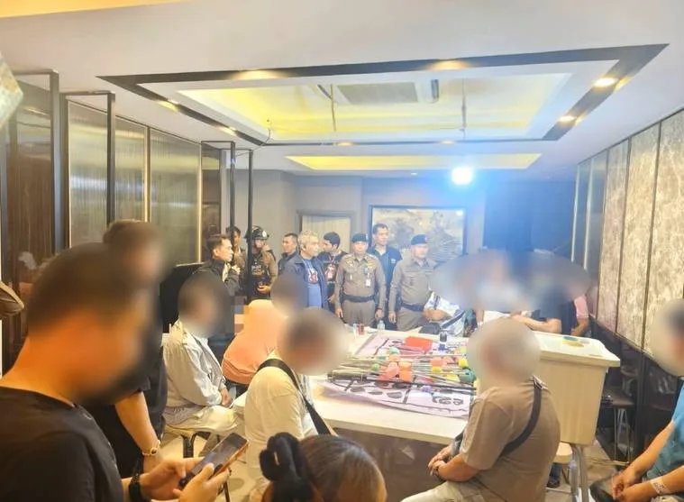泰国警方突袭曼谷豪宅赌场！30名男女落网，现场查获枪支弹药 ... — 正文配图