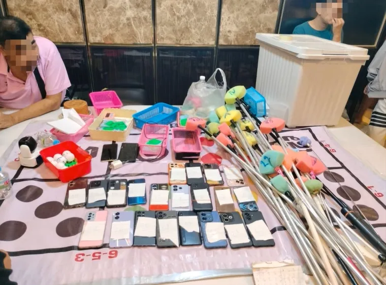 泰国警方突袭曼谷豪宅赌场！30名男女落网，现场查获枪支弹药 ... — 正文配图