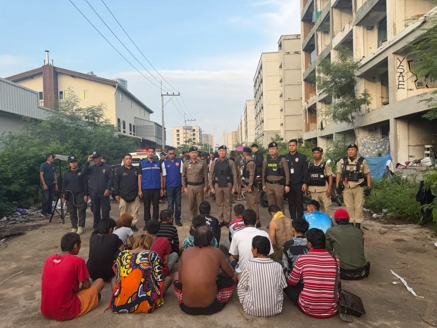 泰国芭堤雅突查10栋废弃楼：24人被控制，23人尿检阳性 — 封面