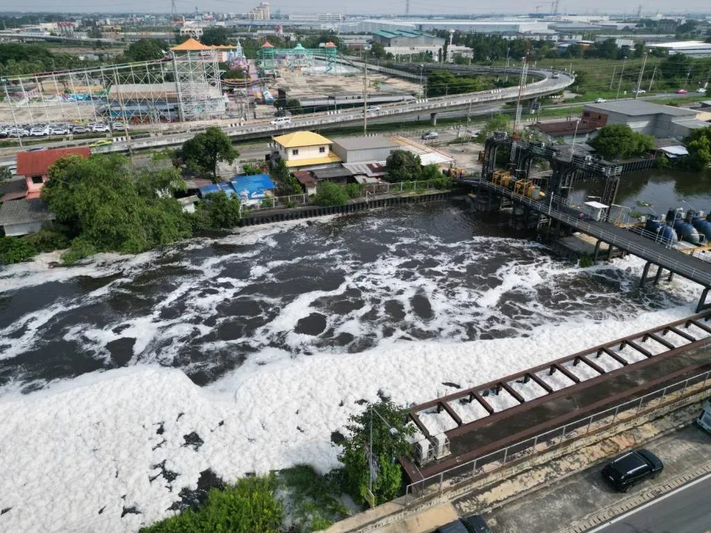 泰国巴吞他尼府兰实运河现黑水白色泡沫：居民称水位上涨近1米 ... — 正文配图