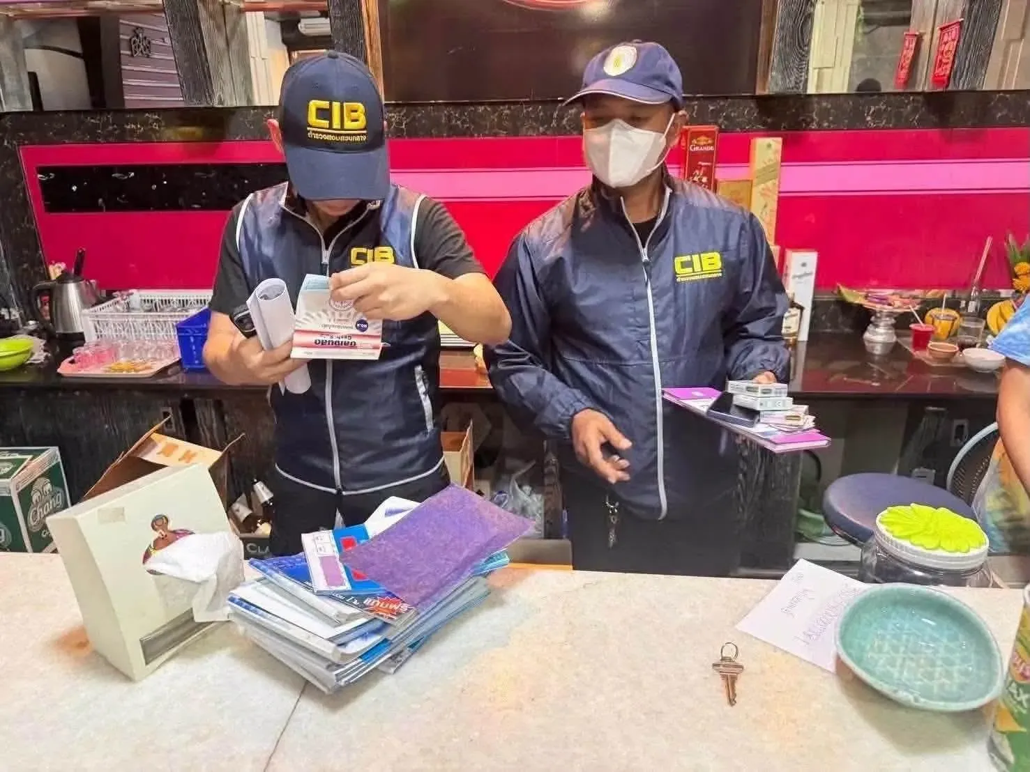 泰国洛坤府卡拉OK店涉未成年人卖淫案：5名少女获救，43岁女店主被捕 ... ... — 正文配图