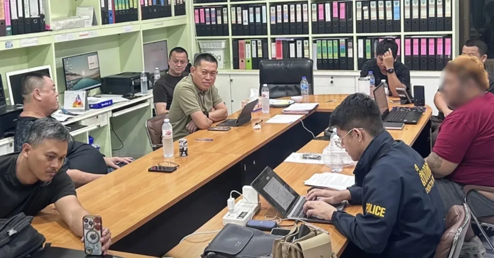 泰国芭堤雅破获二次诈骗案：冒充网络警察骗旧受害者，3人被捕 ... — 正文配图