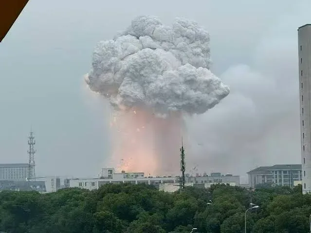 菲律宾氧气瓶突然爆炸！35岁工人右腿被炸断