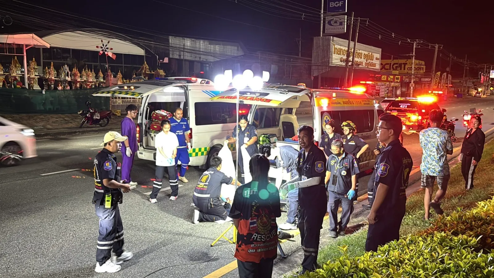 泰国芭堤雅37岁俄罗斯男子骑摩托车撞树身亡，车辆严重损毁 — 正文配图