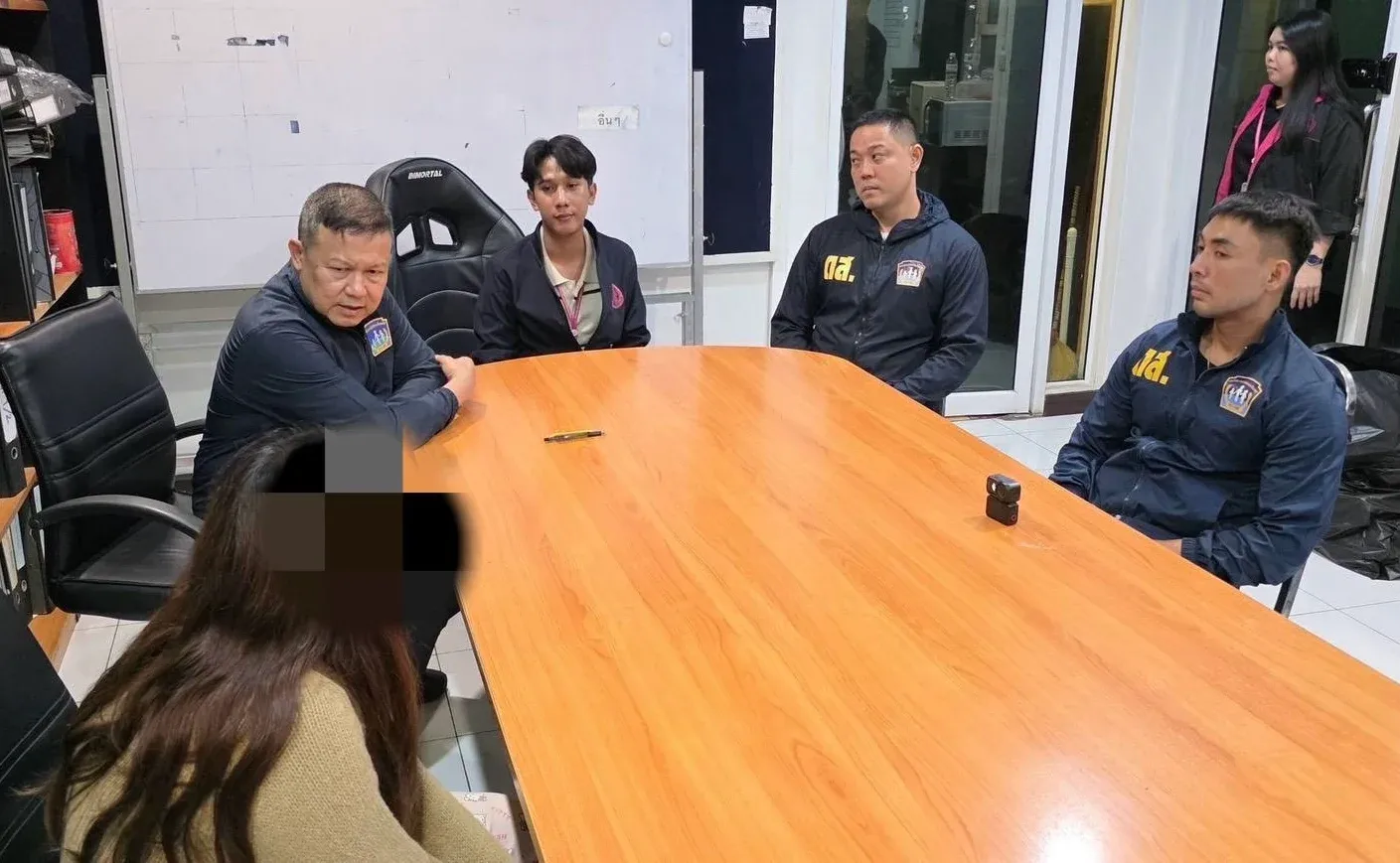 曼谷酒店突击行动！16岁少女涉嫌介绍同龄女孩卖淫被捕 — 正文配图