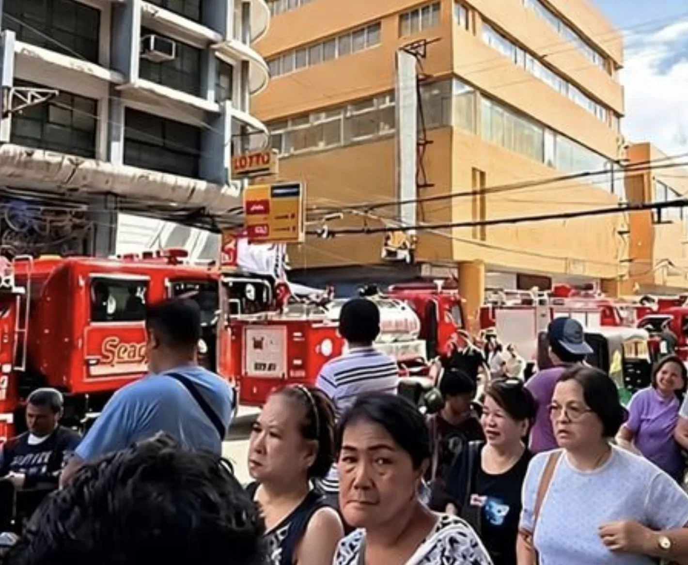 紧邻菲律宾华人区!奎阿坡商业楼突发火灾 — 封面
