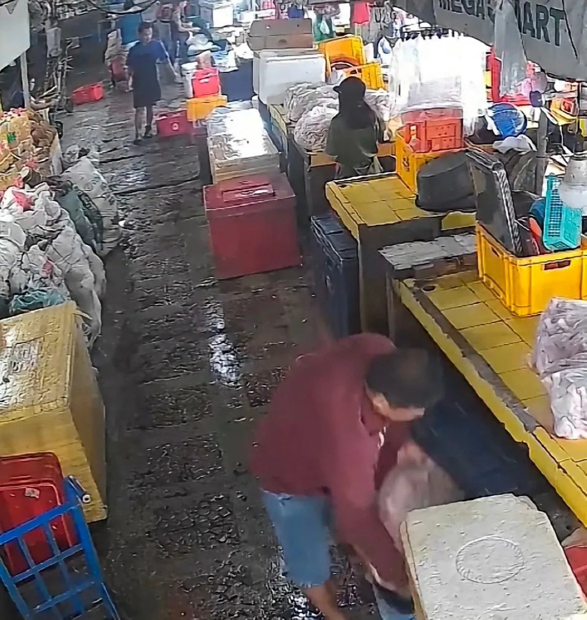 价值3000比索鸡肉遭偷！奎松市市场监控曝光，两人被警方追查 配图