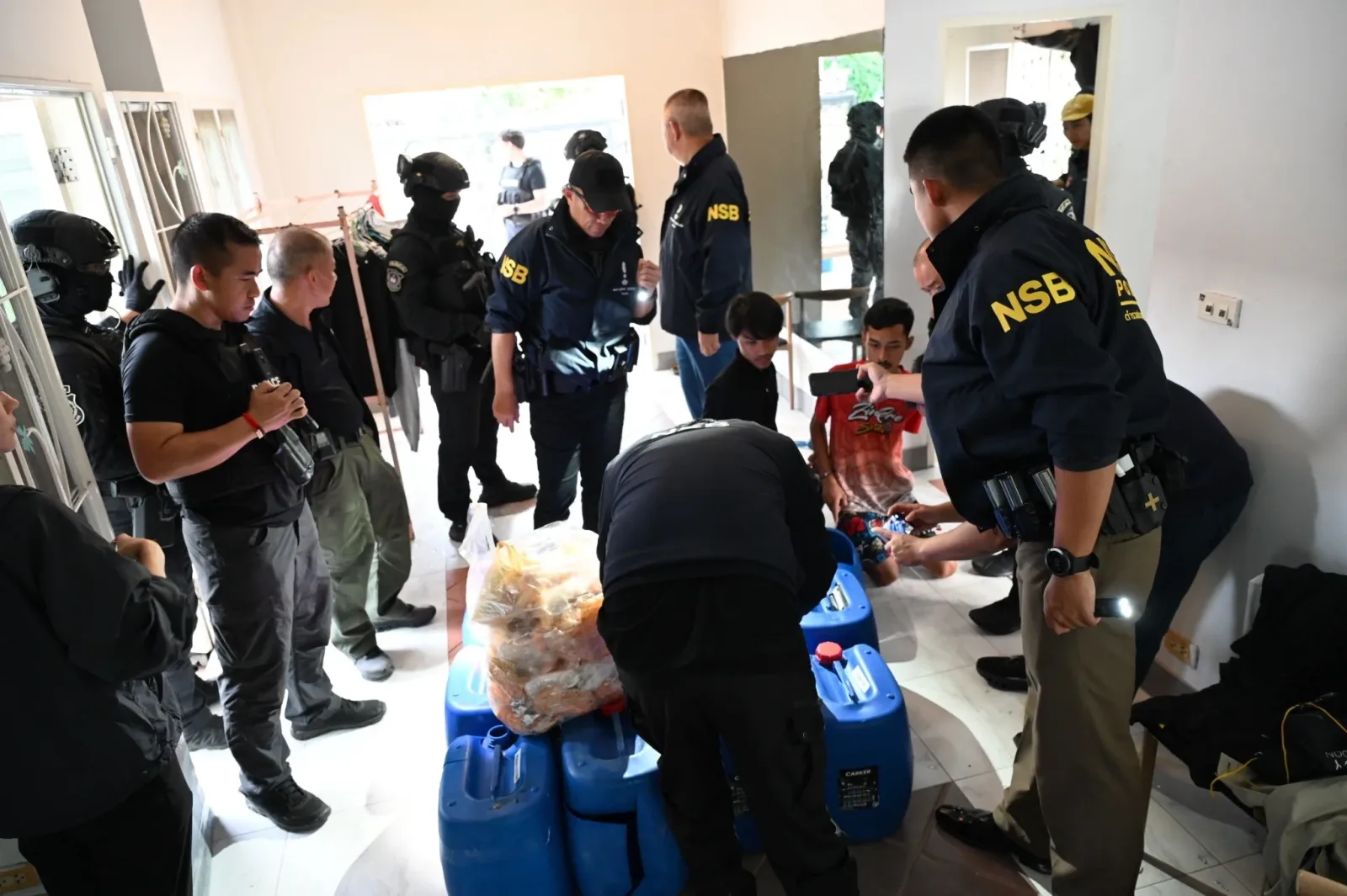 泰国警方跨省缉毒！3名嫌疑人落网，查获116.1万粒毒品 — 正文配图