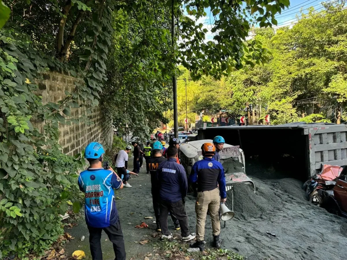 菲律宾突发连环车祸！沙石卡车撞上4辆车，20人受伤
