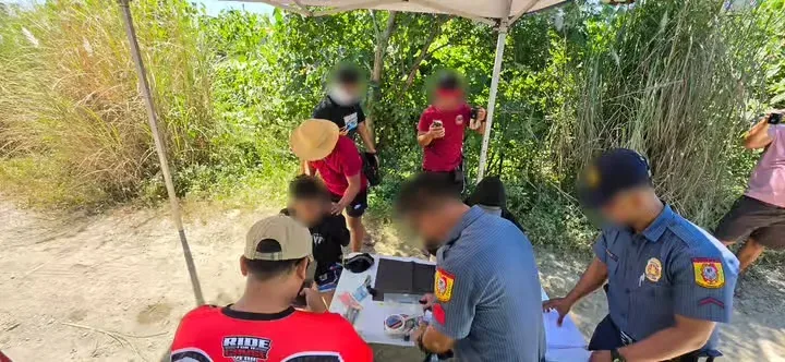 19岁就涉毒涉枪？菲警方查获大麻及左轮手枪