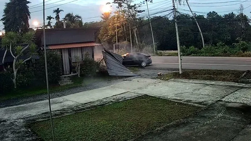 泰国65岁妇人骑车晨练遭撞身亡！轿车失控后冲进民宅 — 正文配图