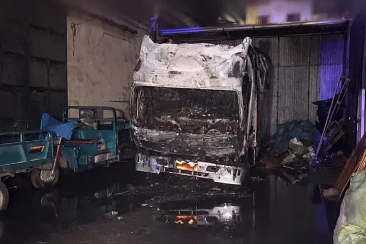 凌晨3点多突然起火！菲律宾中国城附近仓库发生火灾 配图