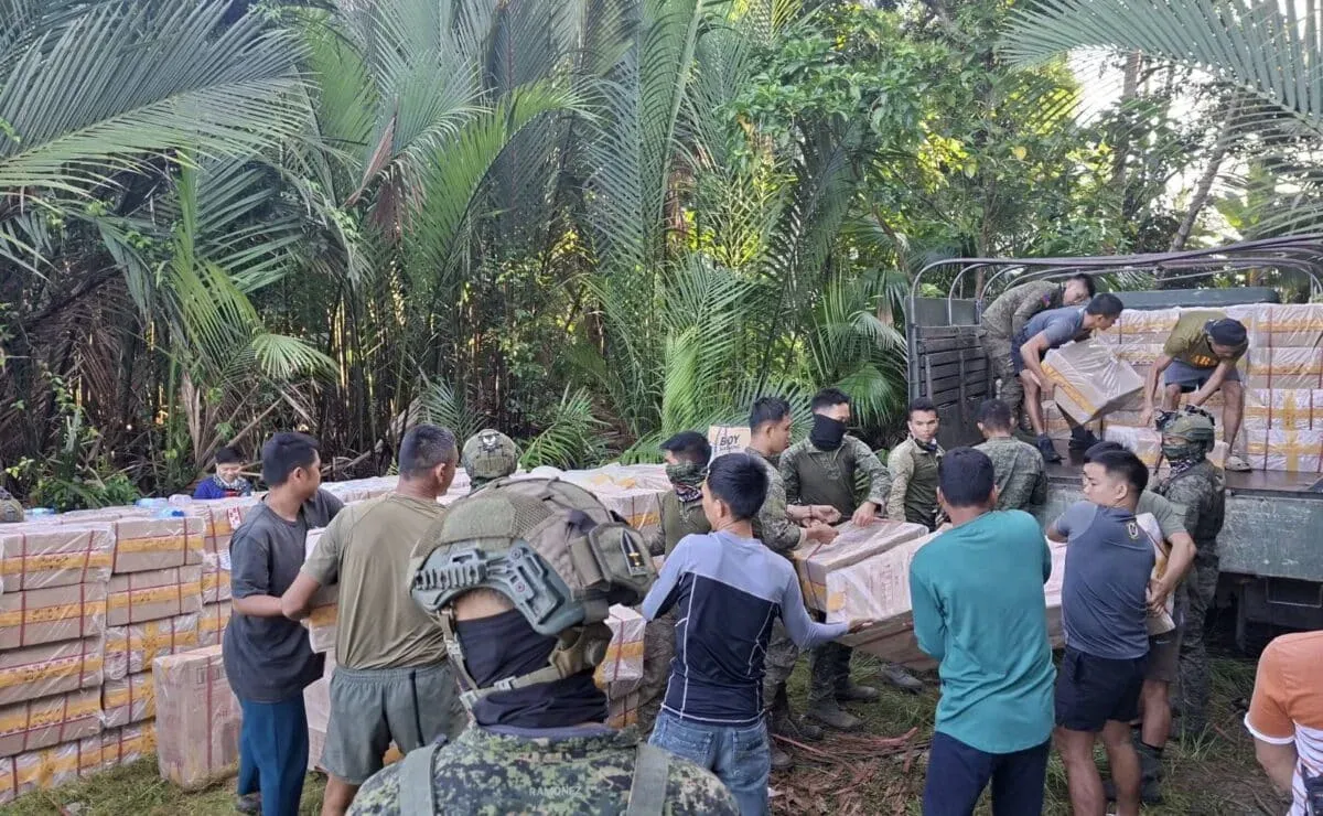 凌晨海岸突击!菲律宾士兵查获448箱走私香烟 — 封面
