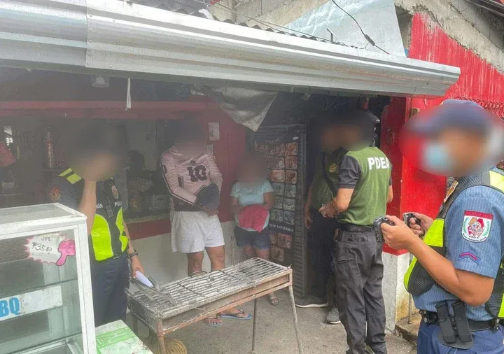 菲律宾展开抓捕行动！两名涉毒嫌疑人被带走 配图