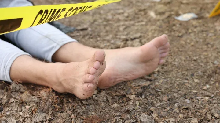 骑士路边停车竟发现男尸！菲警方追查死者身份 — 封面