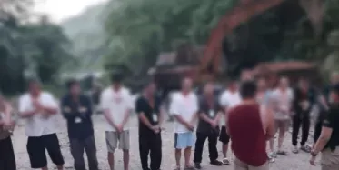 涉嫌非法采矿的20名中国公民，被军机送往马尼拉 — 封面